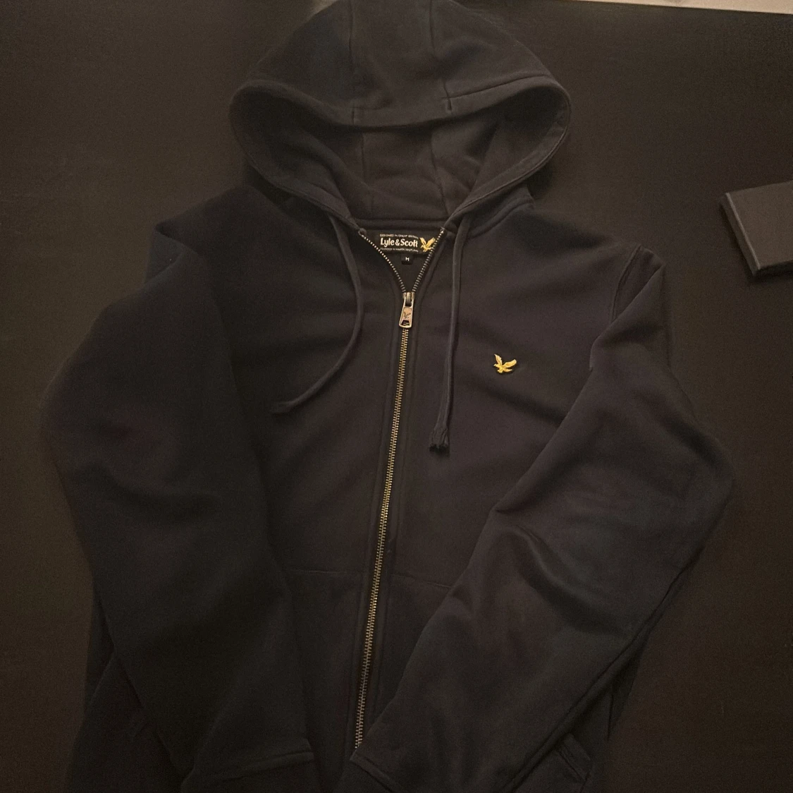 Mörk blå hoodie från Lyle & Scott M