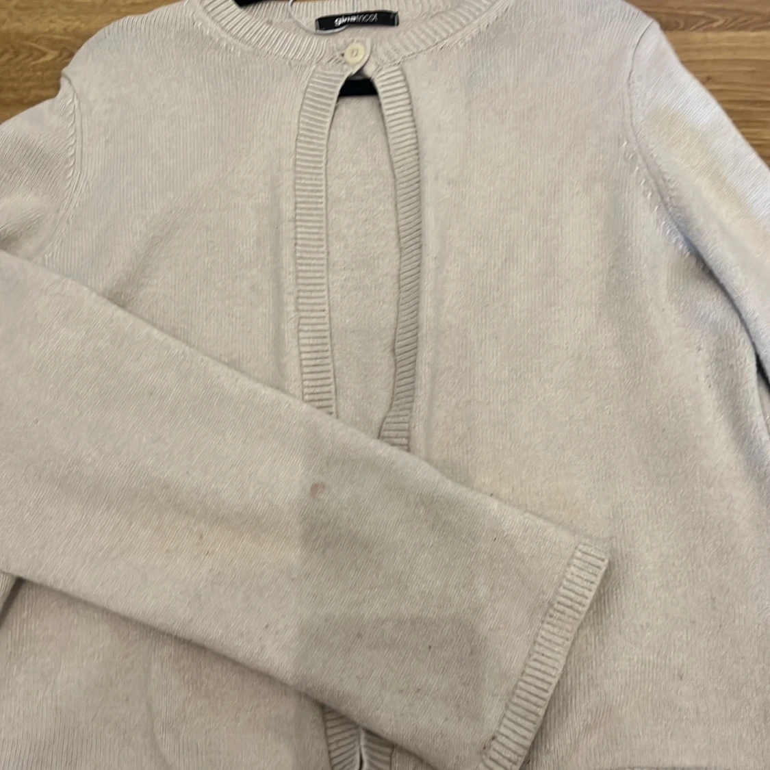 Beige/vit  stickad kofta från Gina Tricot - 1