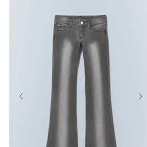 Gråa weekday jeans - Super snygga gråa weekday jeans som har en bra passform, finns ett litet hål på baksidan som man verkligen inte ser därav priset. W27 L32❤️ skulle alltså säga storlek s