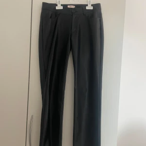 Low waist skinnbyxor  - Snygga svarta skinnbyxor från Nelly. Byxorna är low waist, har raka ben, fickor fram och bak samt hällor för bälte. 