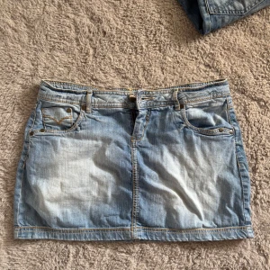 Ljusblå jeanskjol med fickor - Snygg ljusblå jeanskjol, står ingen storlek men gissar på s