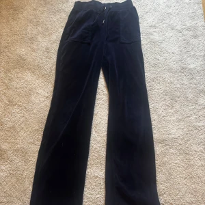 Juicy couture byxa - Marinblå juicy couture byxor mycket bra skick💕