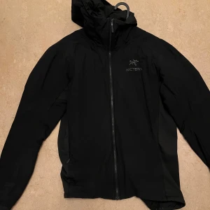 Arc’teryx Atom LT Hoodie – Svart – Strl M - Säljer min Arc’teryx Atom LT, en lätt och mångsidig jacka perfekt för både vardag och friluftsliv. Jackan är varm men ändå lätt, andas bra och funkar året runt – antingen som ytterjacka eller som mellanlager under kallare dagar.  ✔️ Färg: Svart ✔️ Modell: Atom LT Hoodie ✔️ Skick: (ange t.ex. Mycket bra skick, använd fåtal gånger / använd men välskött)  Pris: 2000 Kan skickas eller hämtas i Göteborg