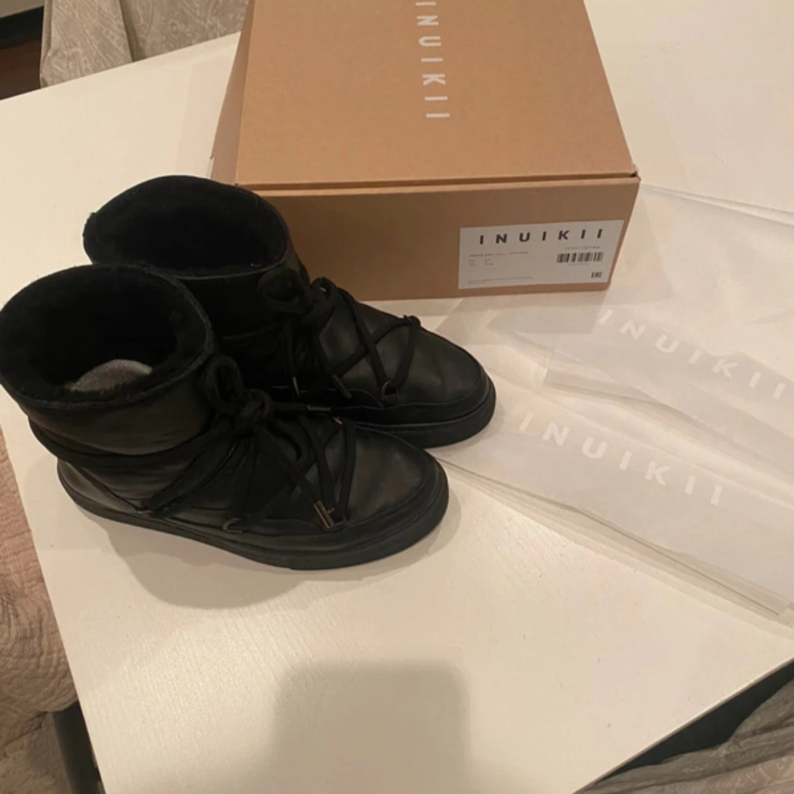 Svarta Inuikii skor  - 1