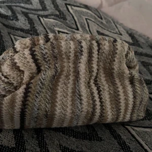 Mönstrad beige/vit kuvertväska  - Så snygg oanvänd kuvertväska i beige mönster som är helt oanvänd och har en ljus beige fin insida i väskan🥰