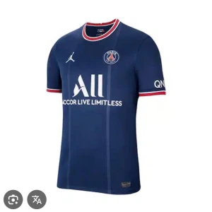 PSG Mbappé #7 marinblå matchtröja - Snygg PSG fotbollströja med Mbappé #7 på ryggen. Marinblå med vita tryck, röda och vita detaljer på krage och ärmslut. Officiella klubbmärket och Jordan-logga på bröstet. Tillverkad i lätt, ventilerande polyester som passar perfekt för träning eller match.