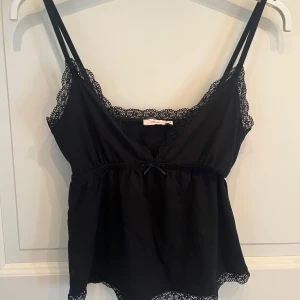 Svart spets linne Nelly - Supersöt svart topp med spets från Nelly❤️❤️Knappt använd!!
