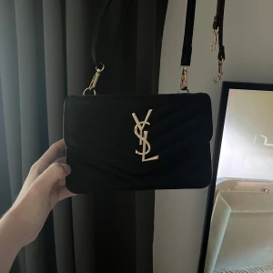 Axelväska - Ysl väska, köpt på en marknad i Grekland så inte äkta. Aldrig använd. Säljer för har hittat en annan väska💗💗