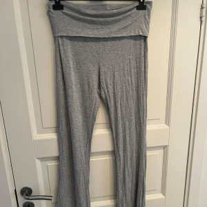 Gråa yogapants - Säljer ett par gråa utsvängda yogapants från 157 i storlek M🥰🥰Enbart använda en gång!!