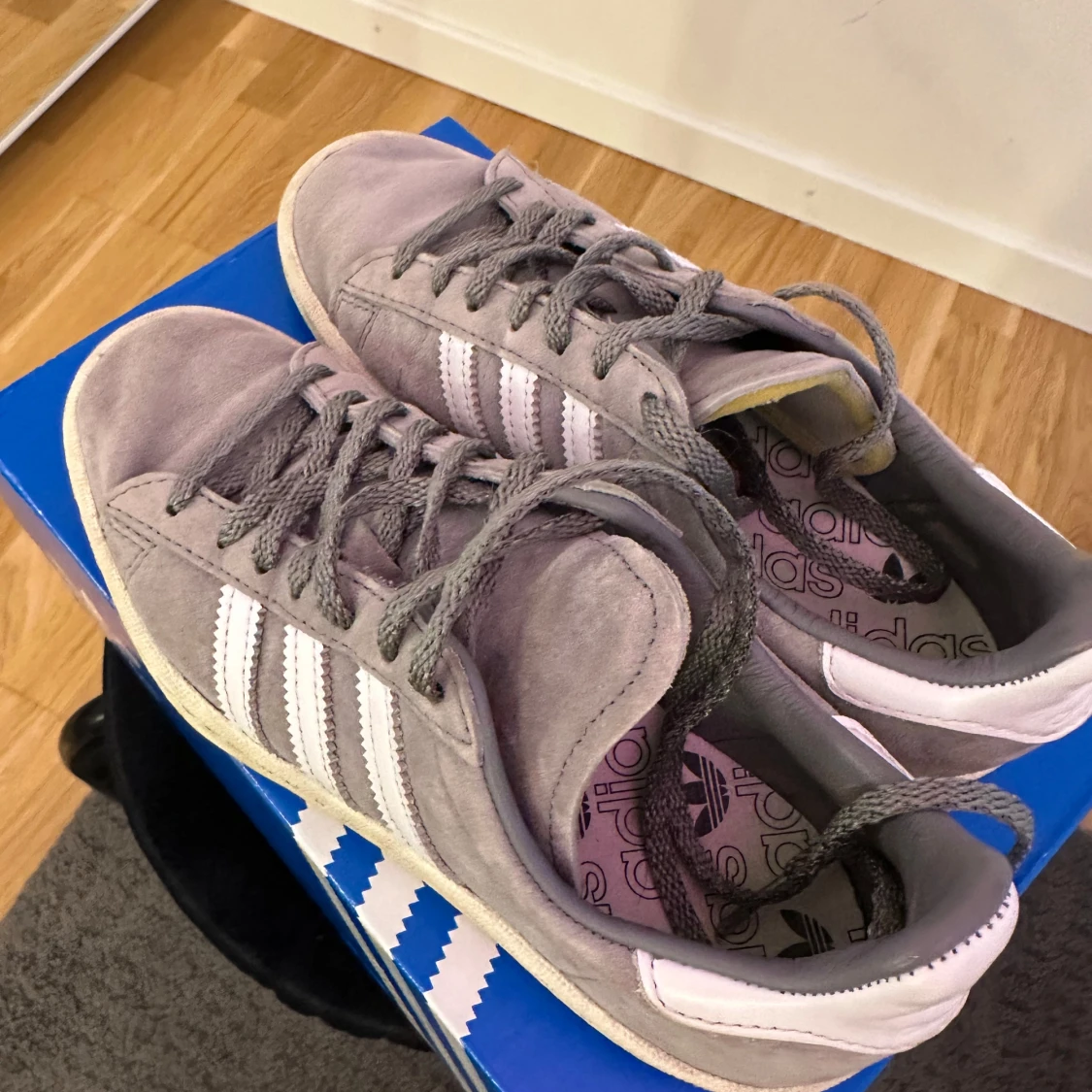 Grå adidas sneakers mocka - 2