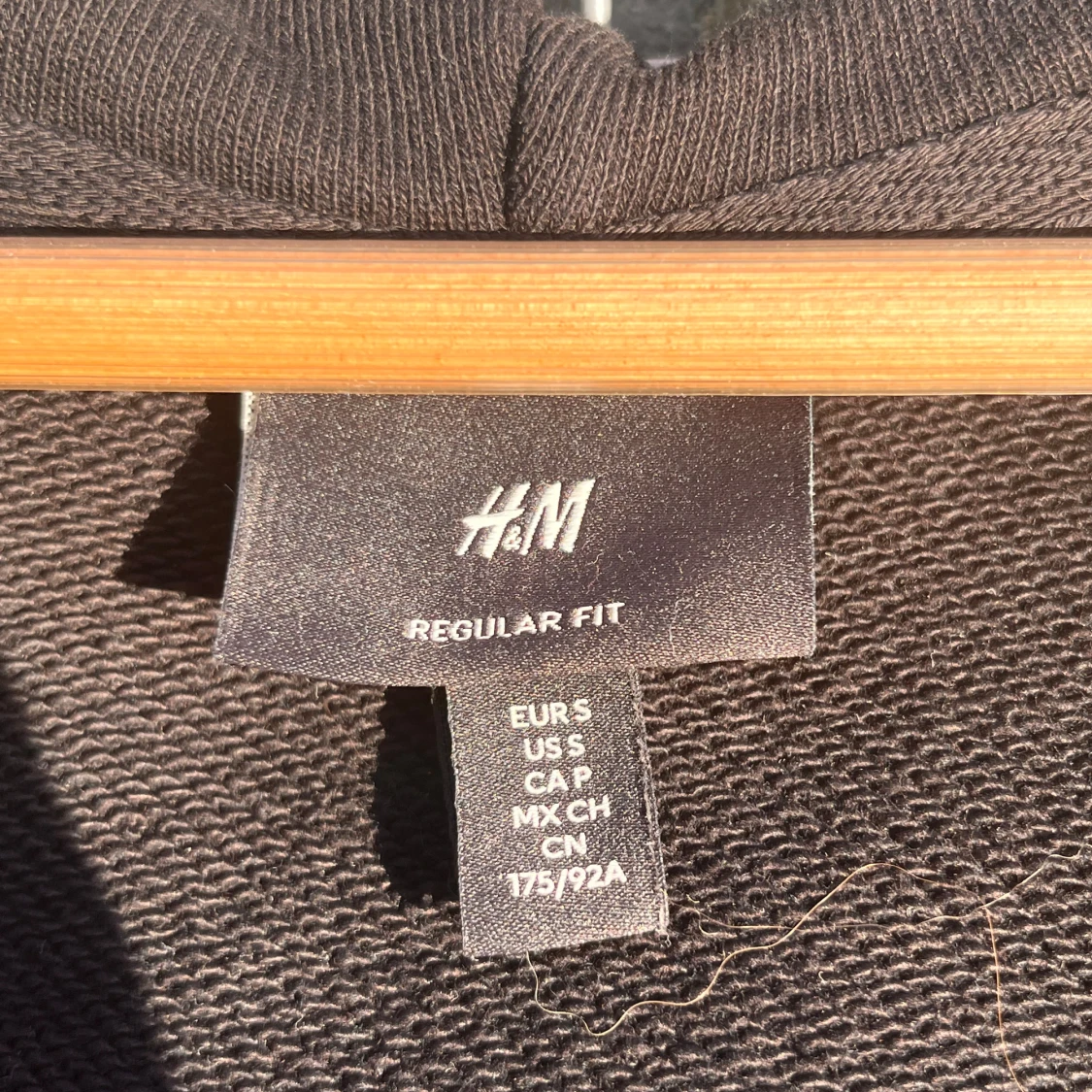 Svart hoodie med dragkedja från H&M - 2