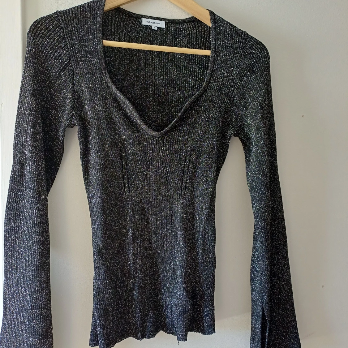Glittrig svart ribbad tröja Bubbleroom