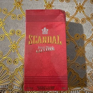Scandal Jean Paul Gaultier EdT - Scandal pour Homme från Jean Paul Gaultier är en eau de toilette i en lyxig röd kartong med guldiga detaljer och en krona på framsidan. Doften är maskulin och kommer i en snygg förpackning som sticker ut på hyllan.
