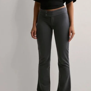 Lågmidjade kostymbyxor  - Lågmidjade grå kostymbyxor i jättemjukt material! De är i jättebra skick och kostar 349kr nya! Har tyvärr inga bilder med dem på!