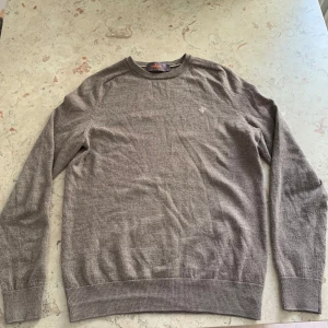 Brun merinoulltröja från Morris - Snygg brun tröja från Morris i 100% merinoull. Rundhalsad. Endast använd 1-2 gånger. Perfekt skick. Bekväm och tillräckligt varm inför hösten.