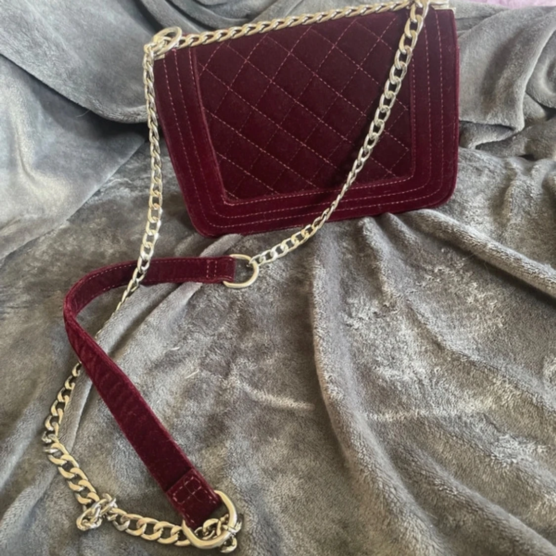 Vinröd väska i sammet - 1