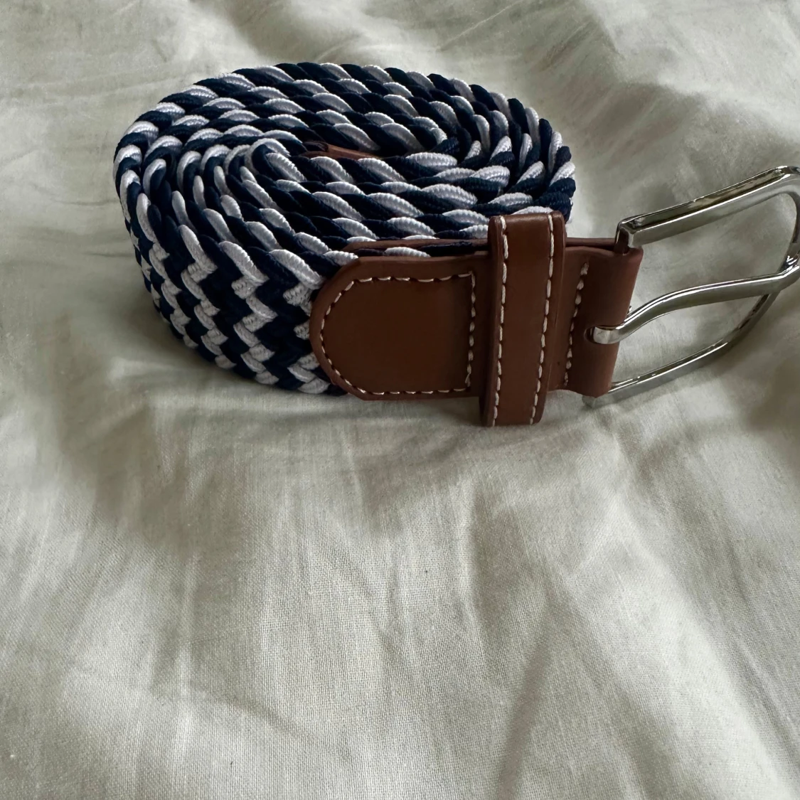 Randigt flätat bälte med bruna detaljer