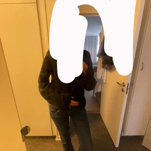 Jätte fina blåa jeans - Jätte fina low waist jeans från Chelse jag är 170 och de är lite för långa de är 32-34 vid midjan använd ett par gånger och de är flared men inte för mycket 