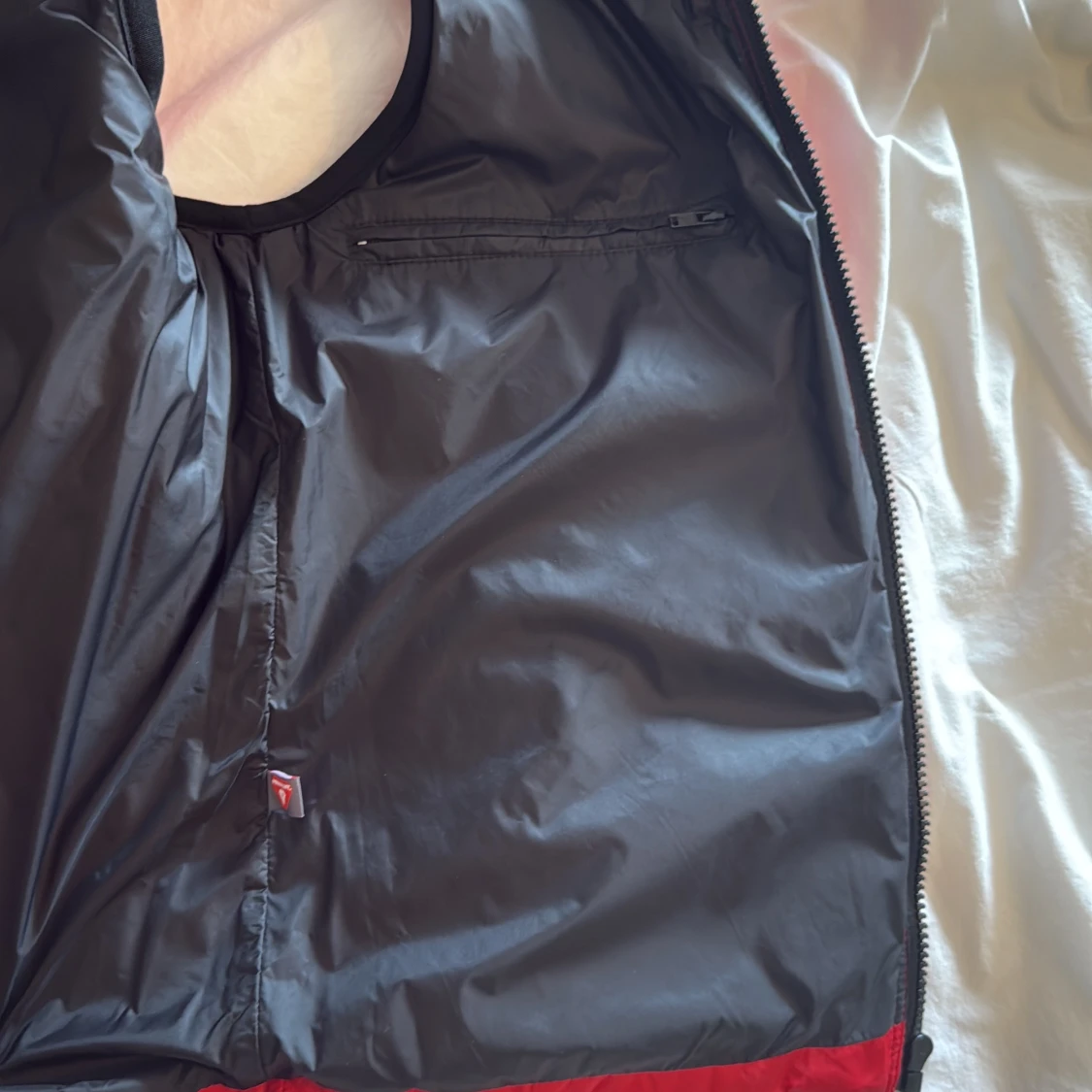 Röd quiltad dunväst från Hugo - 3