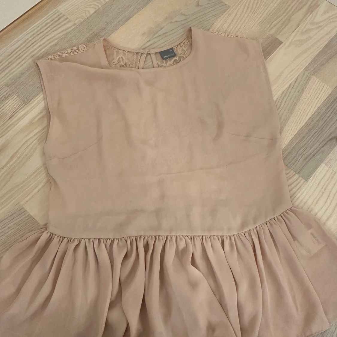 Beige blus med spets och volang - 3