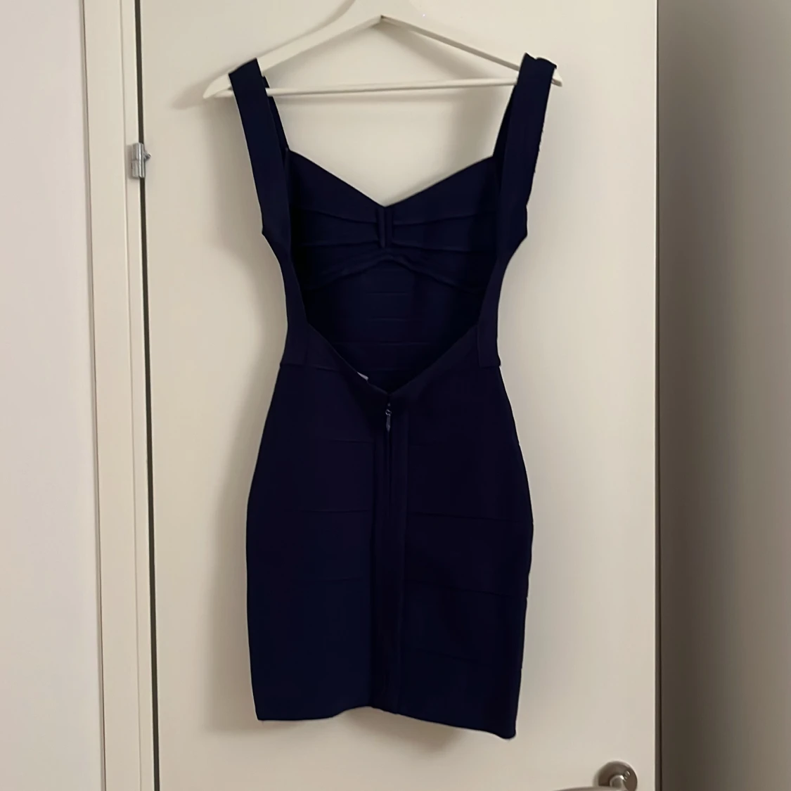 Marinblå kort klänning med breda axelband - 1