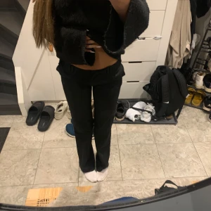 Kostym byxor svarta - Säljer ett pa kostym byxor som inte säljs mer ifrån monki, i storlek 34, hör av er vid frågor❤️