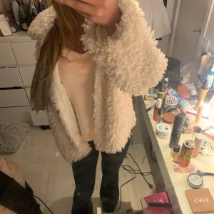 Beige teddyjacka med fluffig look - Supermysig beige teddyjacka, som är perfekt till höst och vinter, säljer för att jag ej  använder den, den passar storlek xs och s,ny pris 800, så säljer billigt,hör av er om ni undrar nått❤️