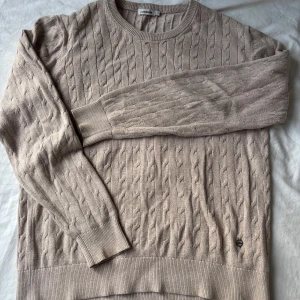 J.Lindberg Stickad Tröja - Stilren Kabelstickad J.Lindberg tröja med tyg av hög kvalité och perfekt denna tid på året!!  Skriv privat för fler bilder/frågor osv‼️