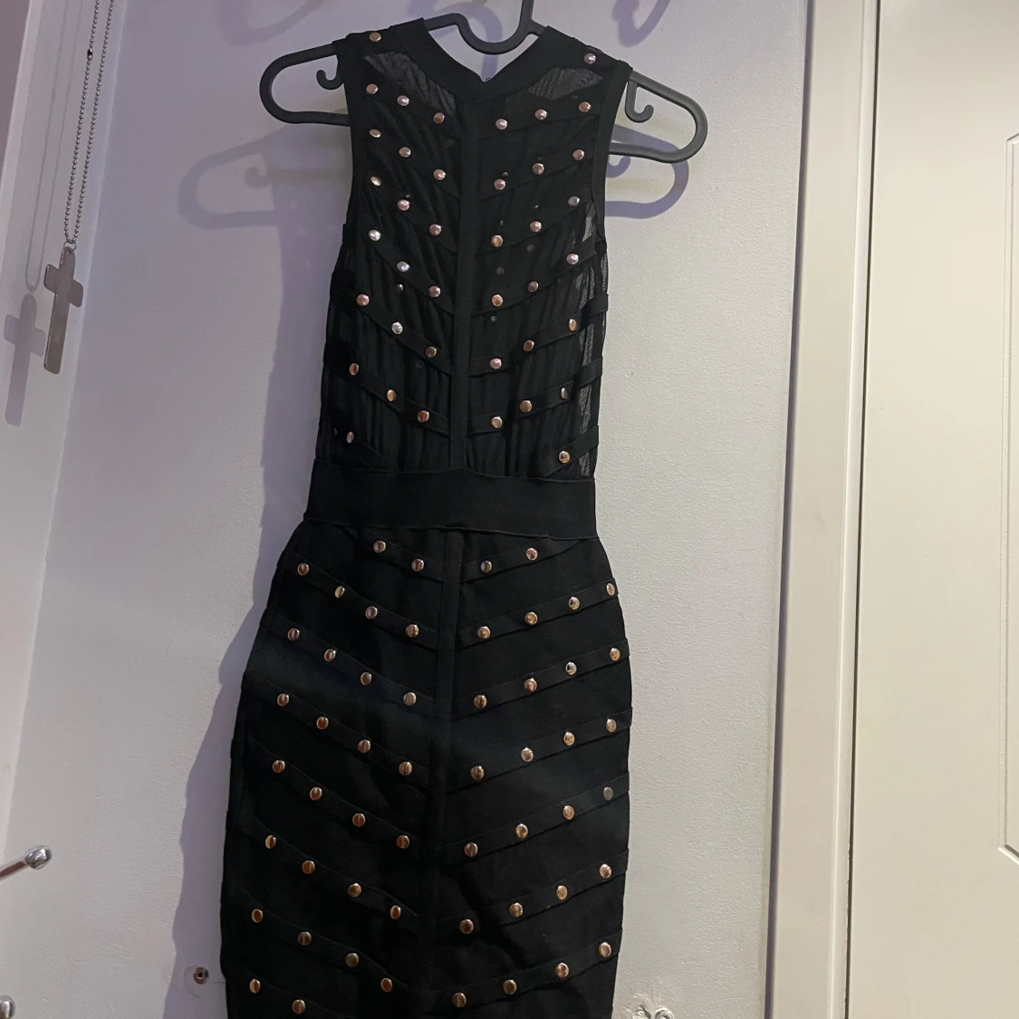 Svart kort klänning med nitar - 1