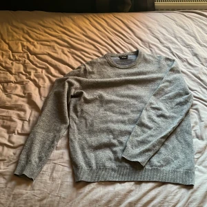 Grå cashmire tröja från massimo dutti - Grå cashmire tröja från massimo dutti i storlek S. Sitter riktigt skönt. 