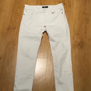Vita Replay jeans  - Säljer mina vita Replay jeans för dom är för små. Jätte bra skick. Priset är inte spikat så hör av er!