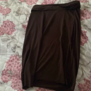 Mörkbrun kjol - Var längre men klippte den kortare sjölv därför priset för att den är lite ojämn men inget man lägger super märke till