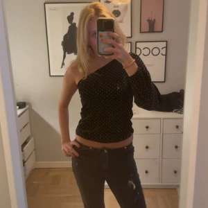 Svart oneshoulder topp - Snygg svart topp med pärlor och en ärm. Sammet material och är så snygg till fest och till vardag🖤🖤🖤gammal model från Zara 