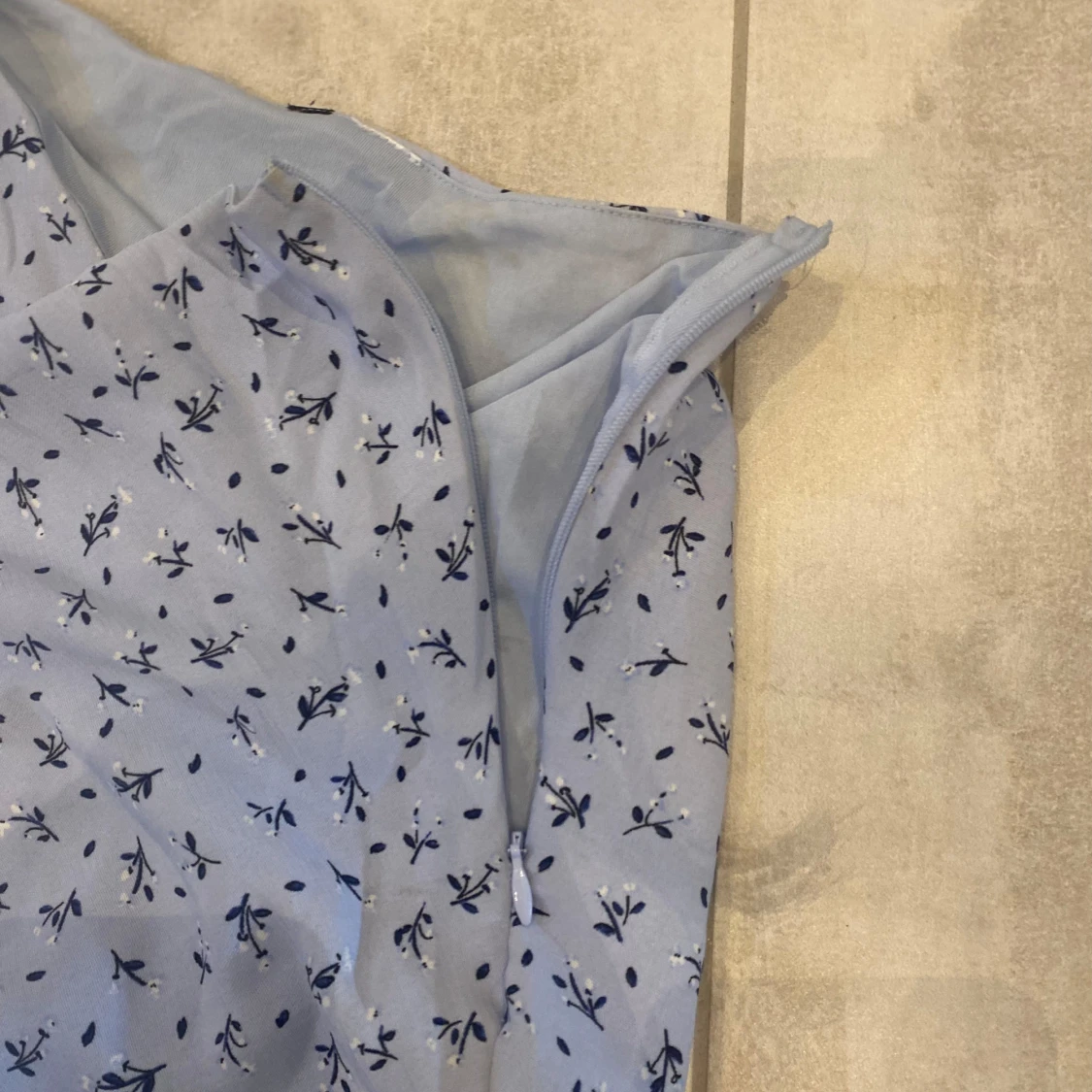 Ljusblå blommig kortkjol med dragkedja - 1