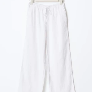 Vita linnebyxor med snörning - Säljer mina oanvända linne byxor från ginatricot då de inte passade mig, storlek S och lappen finns kvar, skriv för fler bilder 