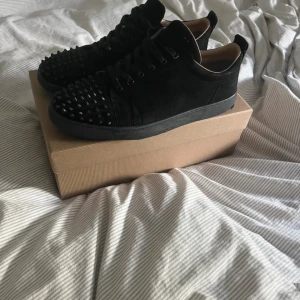 Christian Louboutin svarta sneakers med nitar - Säljer dessa loubs!! Obs har kvitto. Endast seriösa köpare 