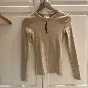 Långärmad topp - Beige långärmad topp från Gina, helt oanvänd💕
