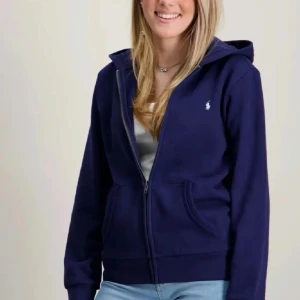 Marinblå hoodie från Polo Ralph Lauren - Säljer en marinblå hoodie från Polo Ralph Lauren. Jätte snygg men säljs enbart för fel storlek☺️ inga slitningar och är i mycket bra skick🙌 är i storlek 18-20 år i XL men i ungdomsstorlek 