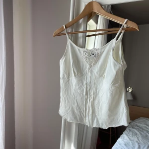 Vit linnetopp med spets från Add It - Supersöt vit linnetopp från Add It med tunna axelband och vacker spetsdetalj framtill. Den är perfekt till varma dagar men även att styla med kofta till kallare dagar. Passar super till massa olika stilar! 💗 skriv för fler bilder, pris går att diskutera💗