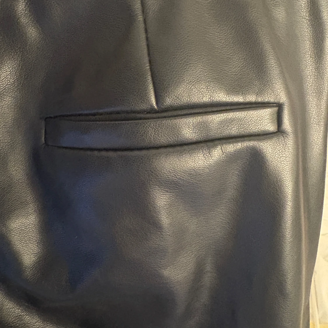 Svarta bootcut byxor i skinnimitation XS - 3