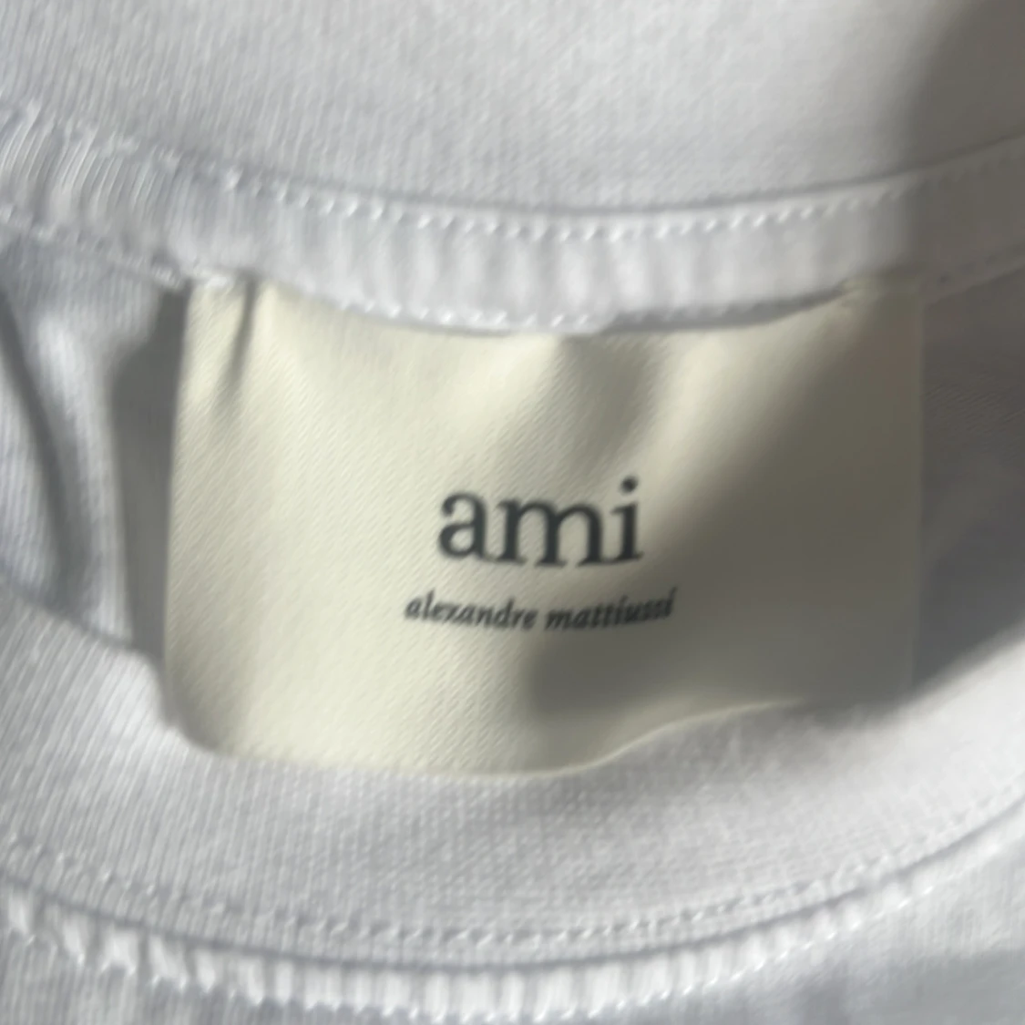 Vit t-shirt från Ami med rött hjärta - 1