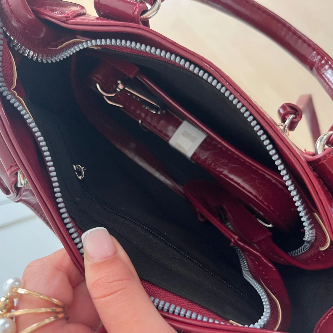 Vinröd handväska i skinn med dragkedja - 3