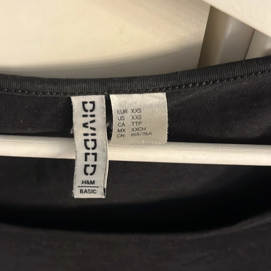 Svart croppad topp från H&M Divided - 2