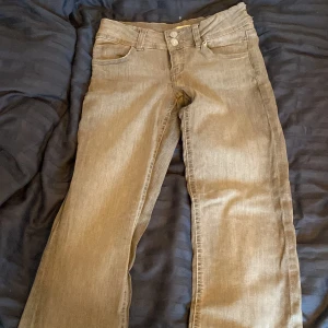 Grå bootcut jeans med låg midja - Säljer ett par grå jätte low waist bootcut jeans från Gina Tricot. Jätteee snygga!!❤️