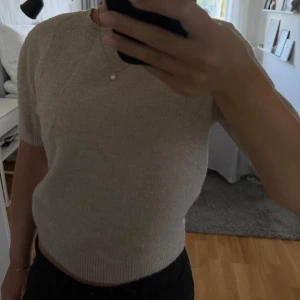 Stickad kortärmad tröja - Begie kortärmad stickad tröja från HM i storlek xs men passar s också, knappt använd!
