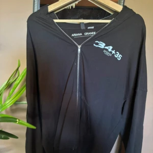 Ariana Grande - Säljer min Ariana Grande 34+35 jacka för att den inte kommer till användning. Är använd ca 1-2 gånger och är i bra skick . Är i st S och säljer för 100kr+frakt 