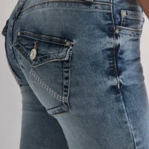 Ljusblå bootcut jeans med fickdetaljer - Snygga jeans från Nelly som är lågmidjade, dom är i jättebra skick då dom knappt är använda. Har lämnat in dom hos en sömmerska som sydde upp ca 4 cm så skulle säga att dom passar om man e ca 163 (de ser lika dant ut på jeansen även fast dom är uppsydda, så inget man ser) ❤️kom gärna privat så skickar jag egna bilder. Nypris ca 800 SEK