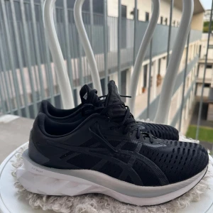 Svarta Asics  - Snygga svarta Asics joggingskor i modellen FFblast. Nästintill aldrig använda, därför i nyskick. Mycket bra skick. Skicka vid önskan om fler bilder. 