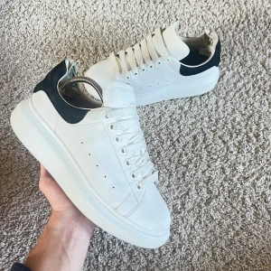 Alexander McQueen skor - Säljer nu mina Alexander McQueen skor då jag tröttnat på dem. Inköpta av mig själv för drygt 3 år sedan och är använda, i skick 7/10. Det är främst innerskon som är skadad, vilket syns i bilderna. Storlek 42 och box medkommer. Dessvärre inget kvitto då de är köpta så pass länge sedan, men äkthet garanteras självklart.