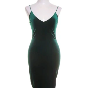Mörkgrön sammetsklänning Bik Bok XS - Supersnygg mörkgrön sammetsklänning från Bik Bok i figurnära modell. Klänningen har tunna axelband, v-ringning och är ärmlös. Perfekt för dig som vill sticka ut med en elegant och trendig look.